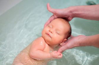 Как правильно купать новорожденного малыша после роддома?