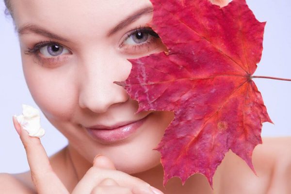 Гид: Как правильно ухаживать за сухой кожей лица в разное время года